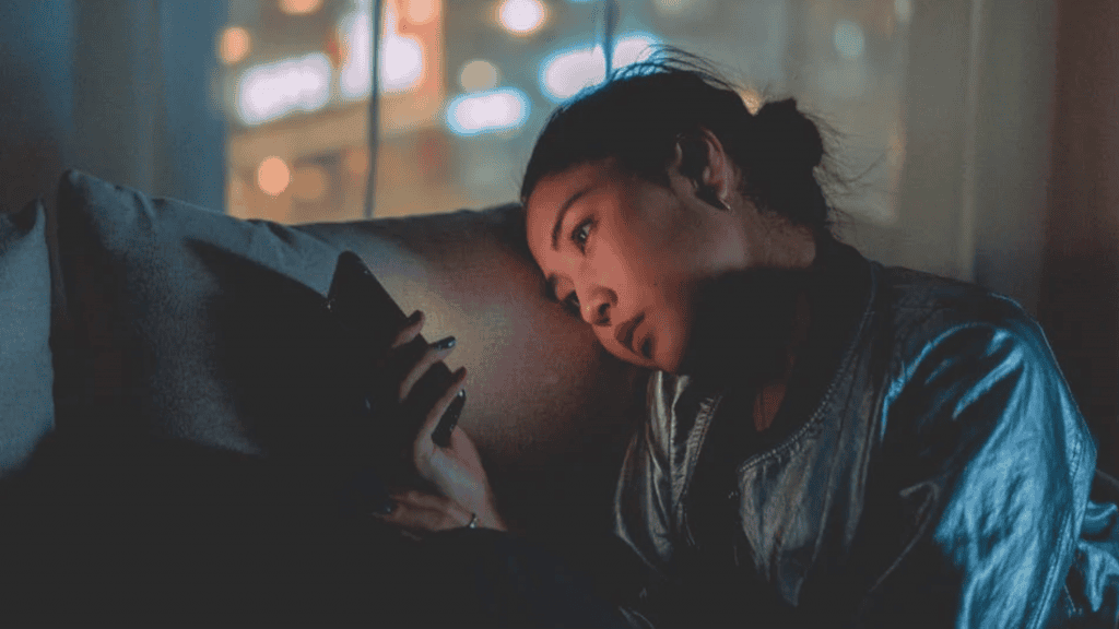 mulher usando celular via mikotoraw photographer pexels 1024x576