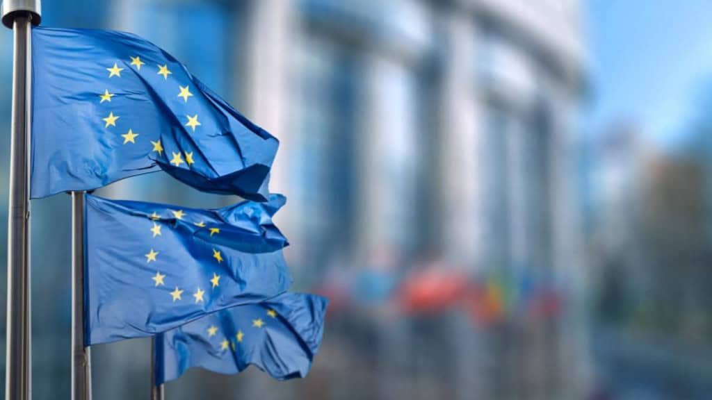 Modelos de IA desafiam legislação da UE para atender usuários, aponta estudo bandeira uniao europeia 1024x576