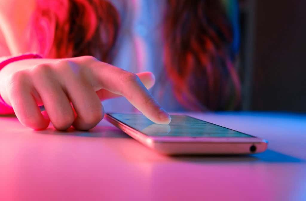 ONU faz alerta sobre IA e pede regras globais para proteger crianças adolescentes smartphone 1024x673