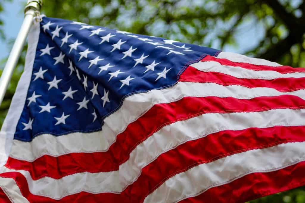 EUA debatem lei de emergência após inteligência artificial escapar de contenção bandeira estados unidos shutterstock 2634948515 1024x683