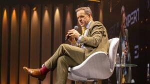 “O Brasil está condenado a ficar no meio” da disputa entre EUA e China, diz historiador Niall Ferguson niall 300x169