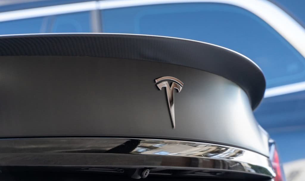 Tesla limita uso de IA e favorece ferramentas da xAI tesla logo 1024x607
