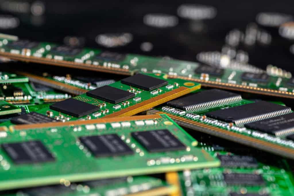 Samsung alerta que IA pode deixar celulares e PCs mais caros até 2028 chips memoria 1024x684