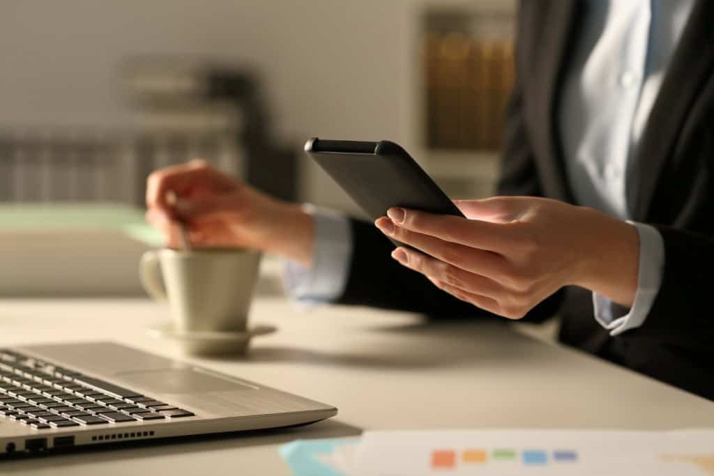 ChatGPT entra na mira das marcas com chegada dos anúncios ao Brasil homem mexendo no celular 1024x683