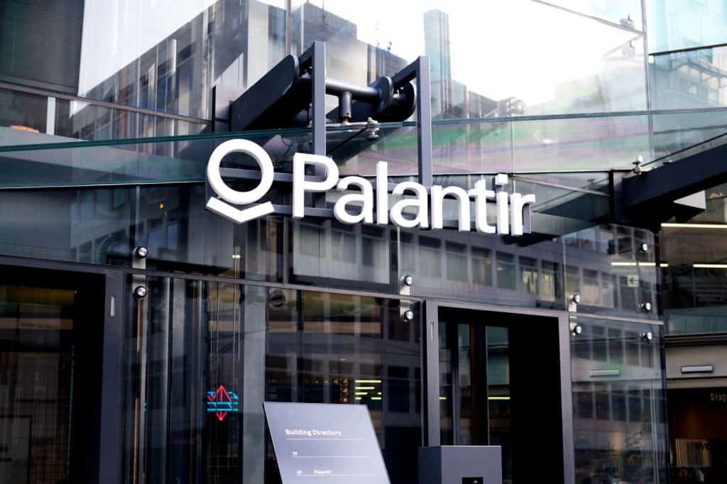 CEO da Palantir chama setor de IA de “marxista” após lucro de R$ 5,6 bi palantir 1024x682